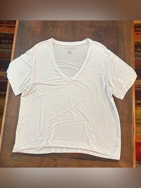 American Eagle Outfitters Women's White V-Neck Tee